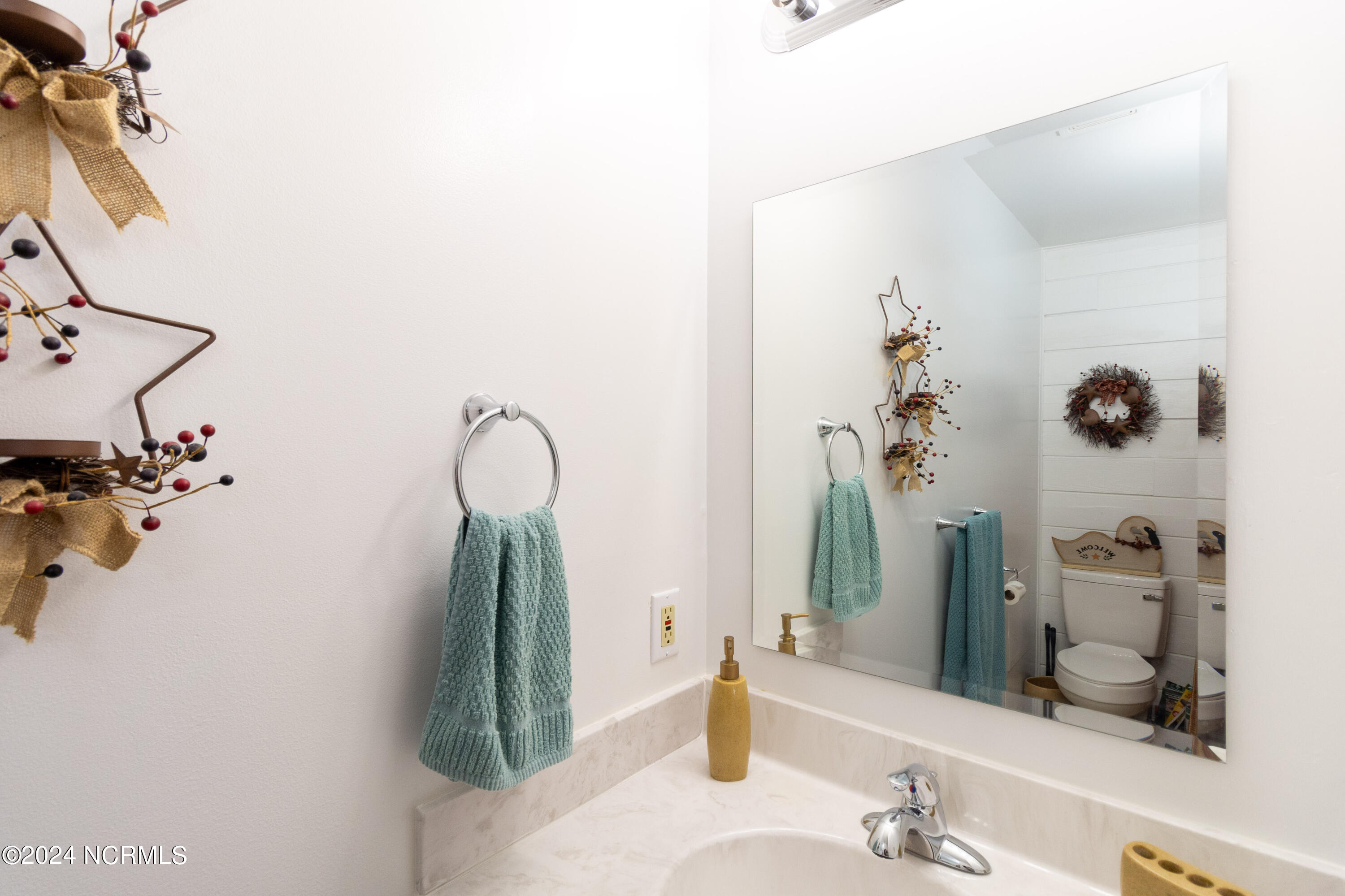 104 Manor Road Edenton, NC 27932 - Photo 27 of 38 Second Bedroom full bathroom