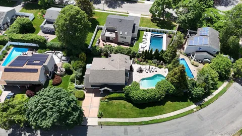 $974,999 | 8 Griggs Drive, Greenlawn, NY 11740
