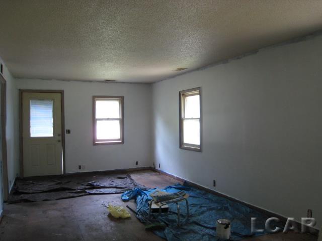 1371 East Valley Road Adrian, MI 49221 - Photo 14 of 25 Living Roomn