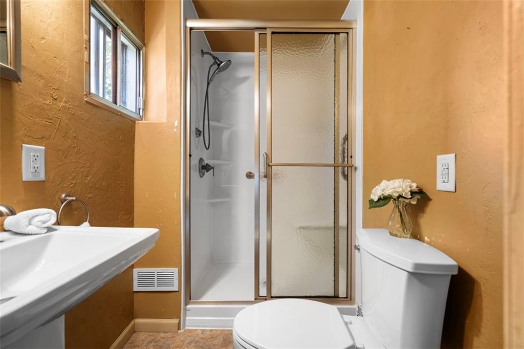 932 Ridge Avenue McKees Rocks, PA 15136 - Photo 21 of 32 Updated Bath