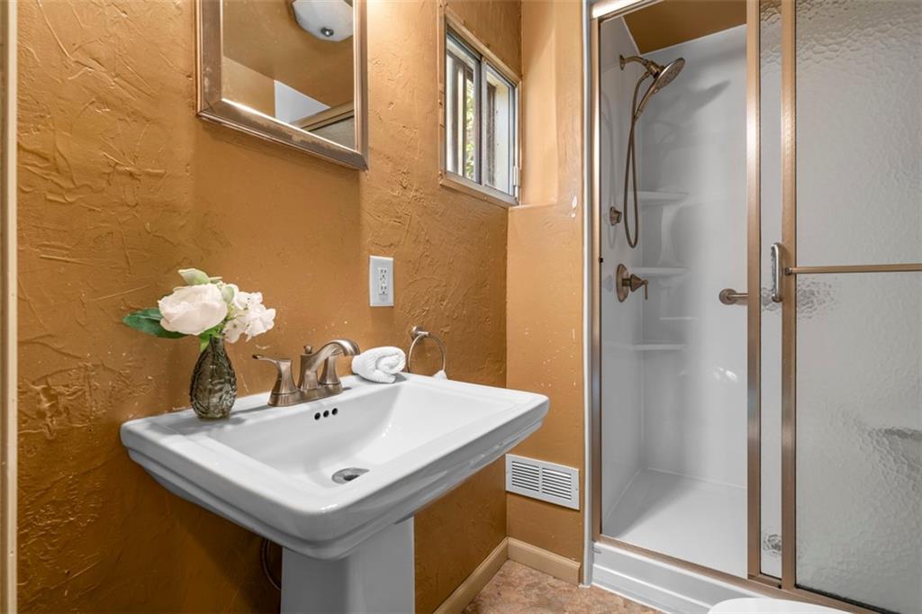 932 Ridge Avenue McKees Rocks, PA 15136 - Photo 22 of 32