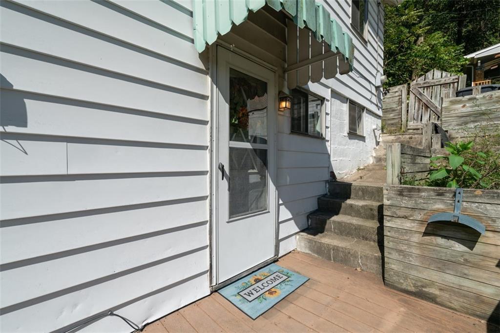 932 Ridge Avenue McKees Rocks, PA 15136 - Photo 9 of 32 Come on IN!