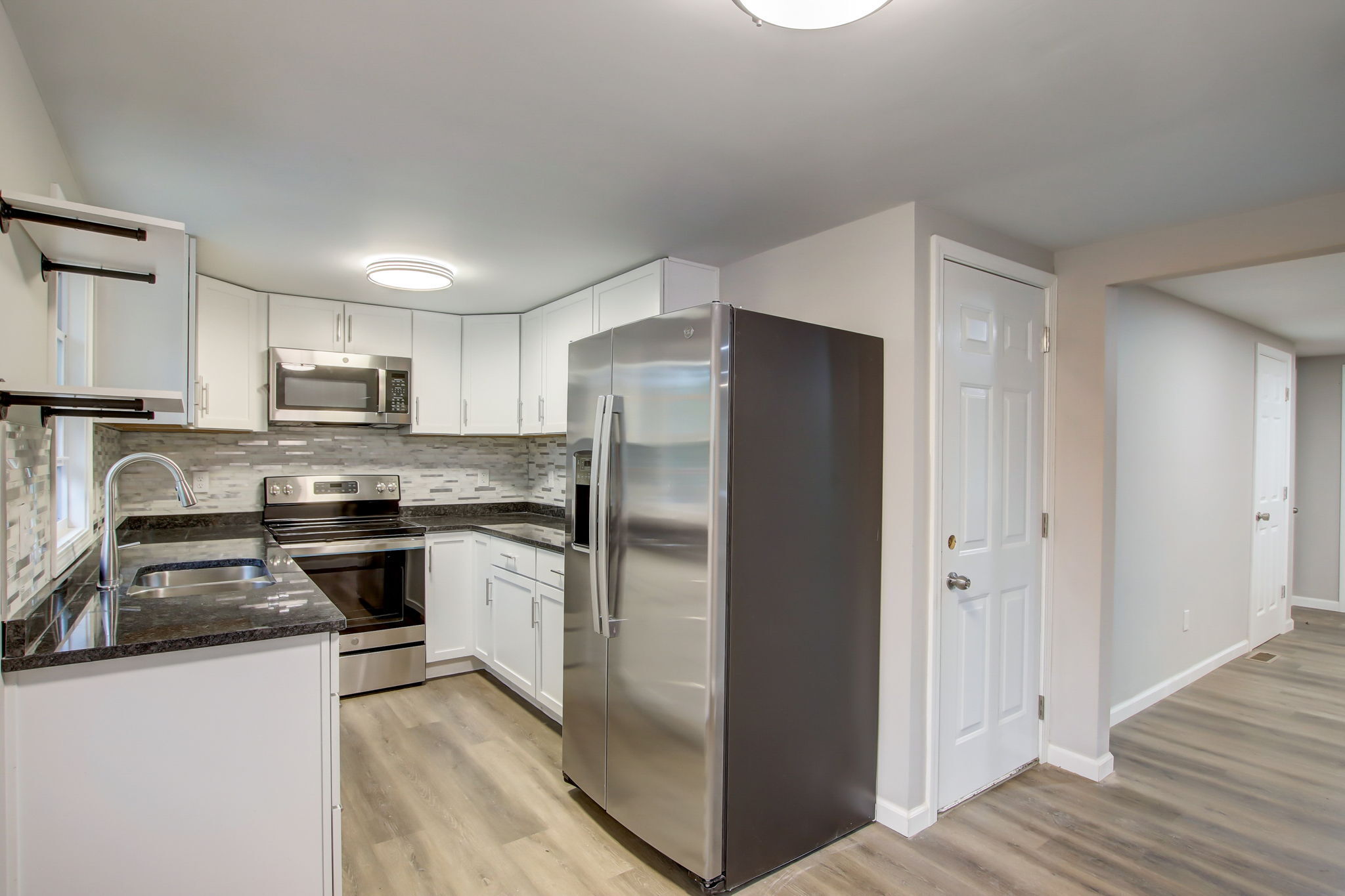7661 Harcourt Road Indianapolis, IN 46260 - Photo 6 of 28 Gallery Image 6