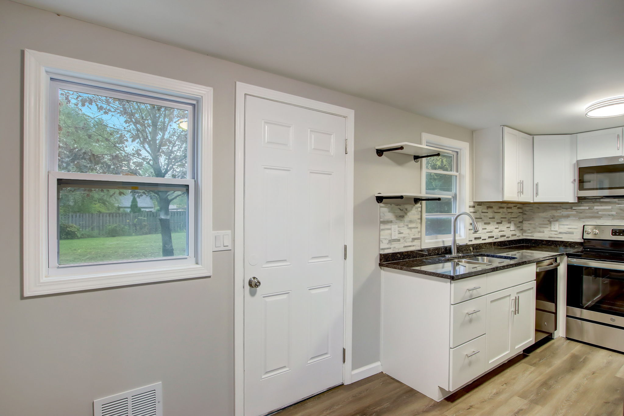 7661 Harcourt Road Indianapolis, IN 46260 - Photo 9 of 28 Gallery Image 9