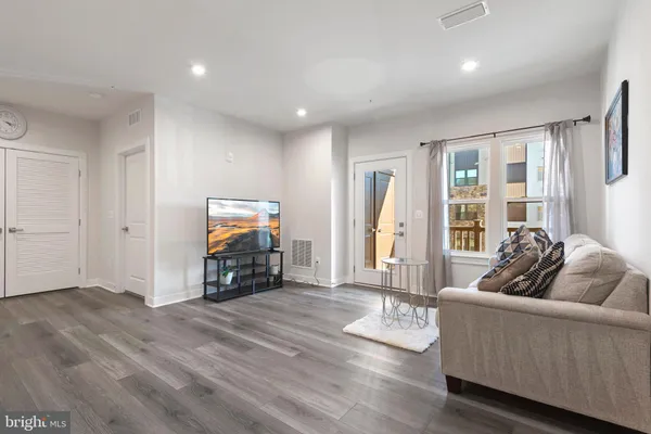 $2,800 | 46270 Mount Allen Terrace, Unit 303, Sterling, VA 20164