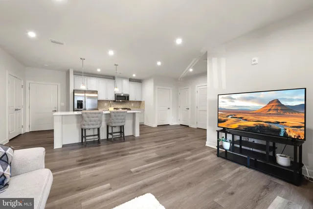 $2,700 | 46270 Mount Allen Terrace, Unit 303, Sterling, VA 20164