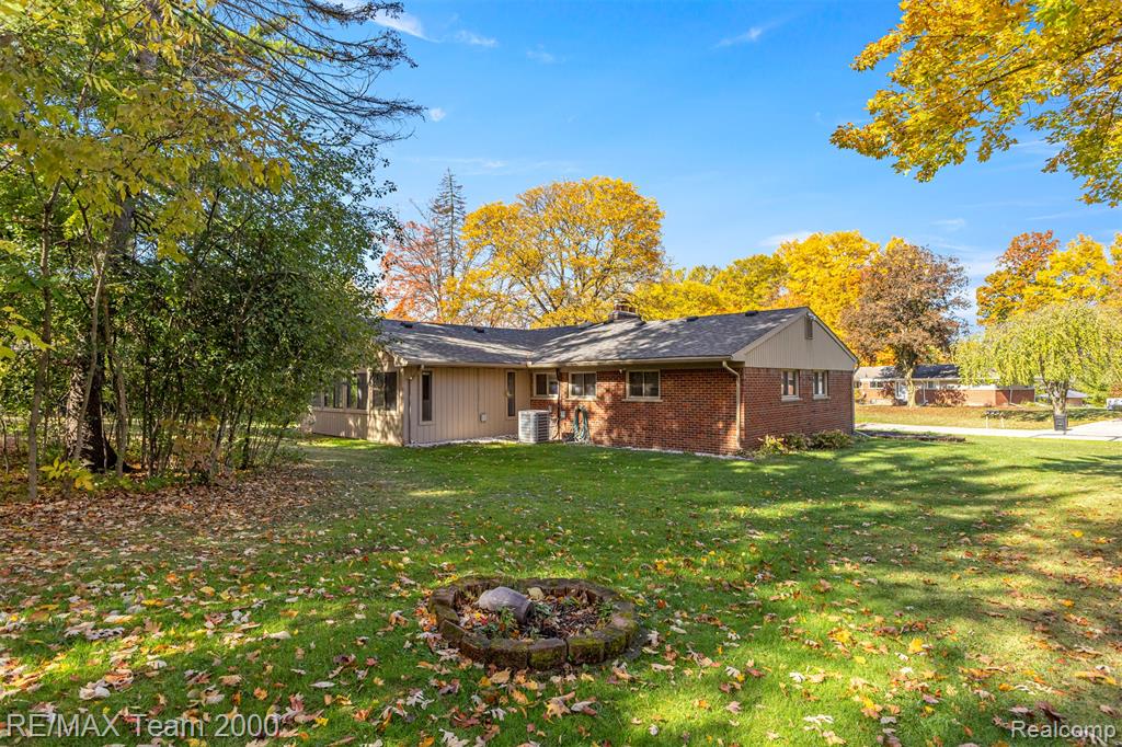 28454 Quail Hollow Road Farmington, MI 48331 - Photo 37 of 46