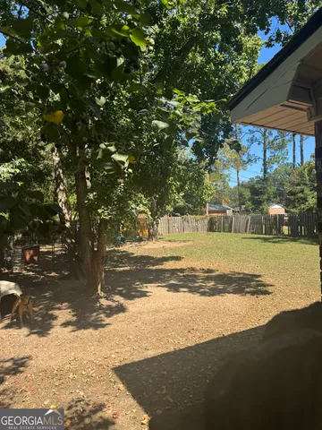 a view of a yard with a house