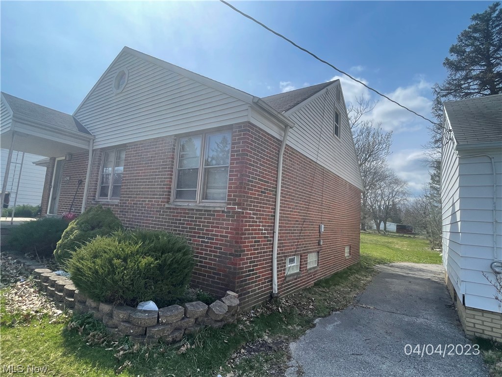 6298 Dunham Road Maple Heights, OH 44137 - Photo 4 of 26