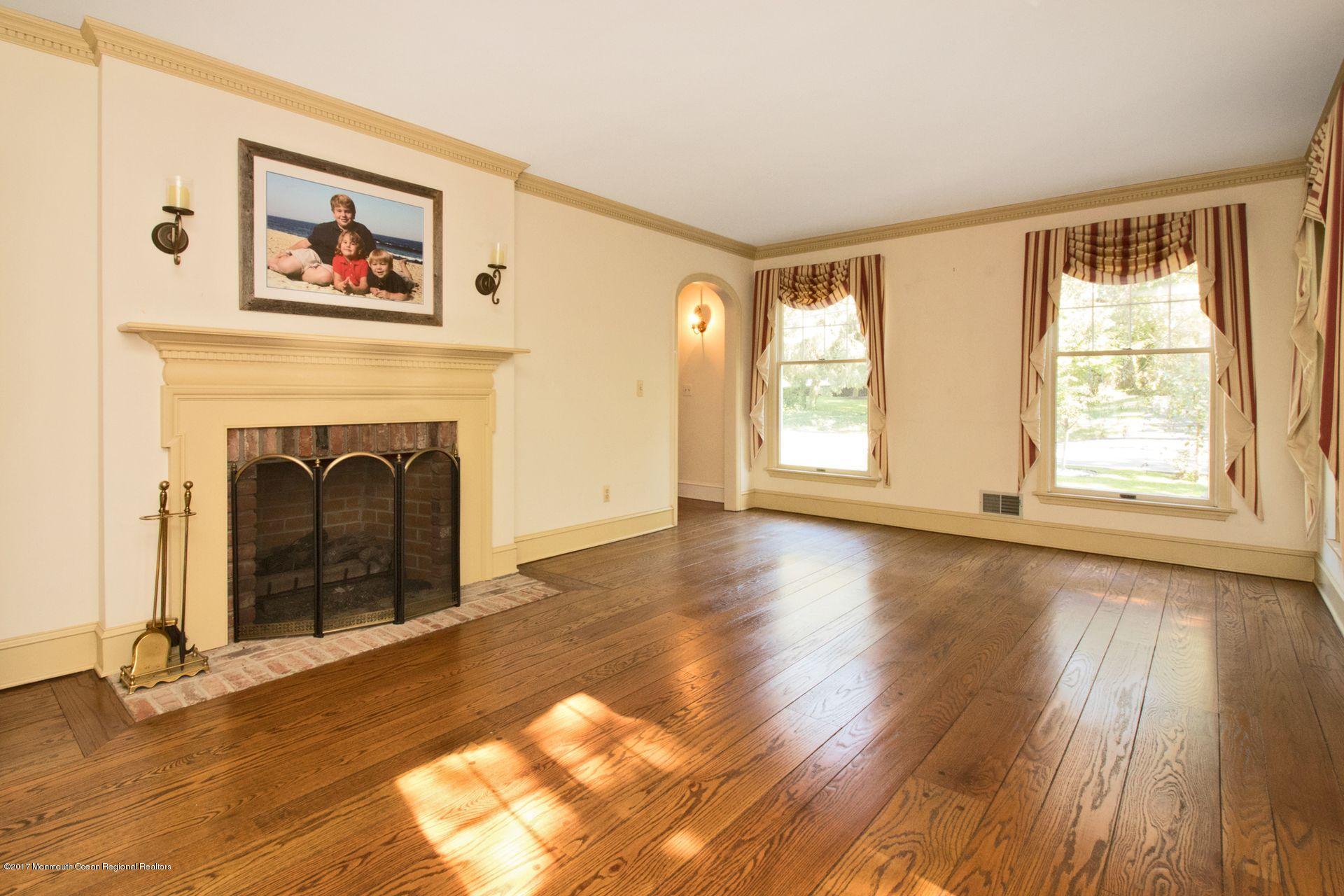 811 Schoolhouse Road Brielle, NJ 08730 - Photo 6 of 22 Living Room