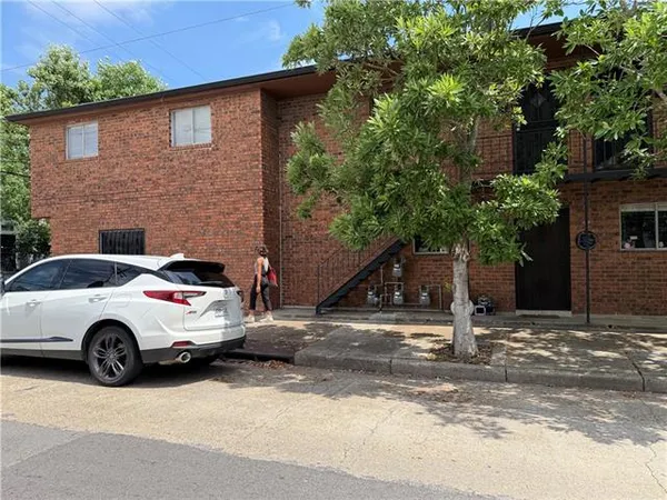 $1,300 | 3903 Royal Street, Unit 3903, New Orleans, LA 70117