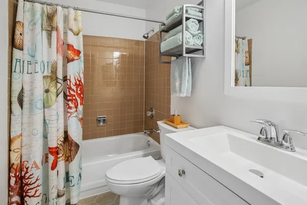 $379,500 | 100 Longford Drive, Elgin, IL 60120