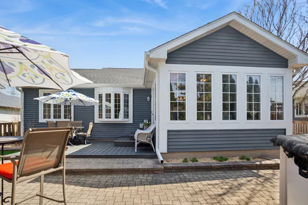 $379,500 | 100 Longford Drive, Elgin, IL 60120