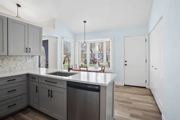 $379,500 | 100 Longford Drive, Elgin, IL 60120