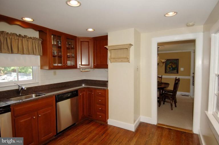 202 Edwards Ferry Road Northeast Leesburg, VA 20176 - Photo 13 of 28 Kitchen/Dining Room