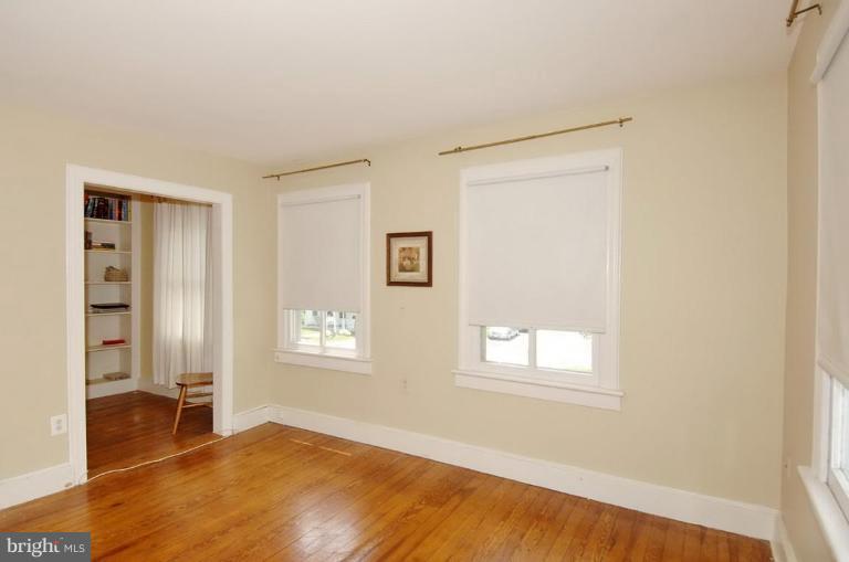 202 Edwards Ferry Road Northeast Leesburg, VA 20176 - Photo 19 of 28 FOURTH BEDROOM SHOWING SITTING ROOM