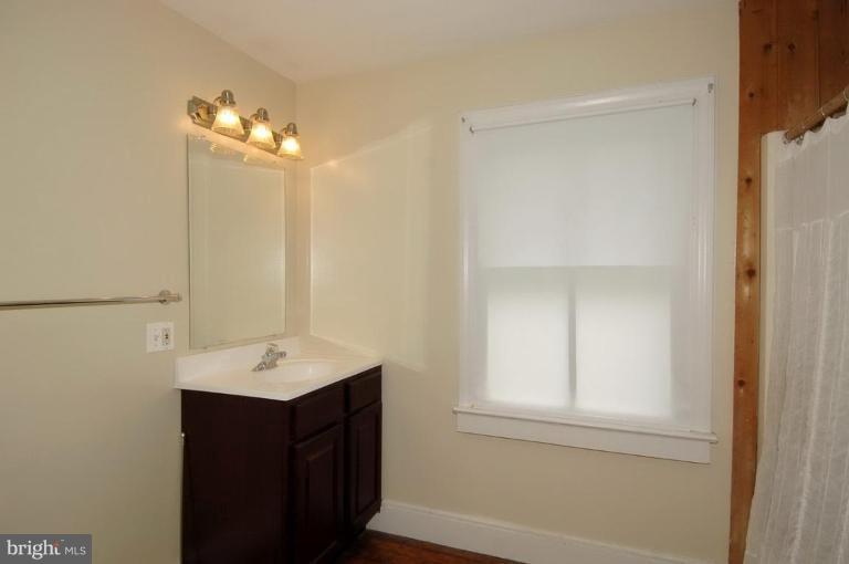 202 Edwards Ferry Road Northeast Leesburg, VA 20176 - Photo 22 of 28 Bath #1
