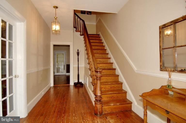 202 Edwards Ferry Road Northeast Leesburg, VA 20176 - Photo 6 of 28 Entrance / Foyer