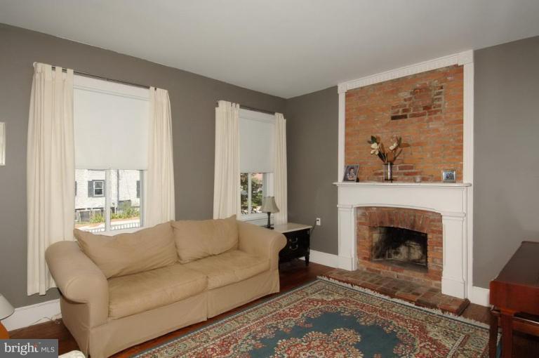 202 Edwards Ferry Road Northeast Leesburg, VA 20176 - Photo 8 of 28 Living Room