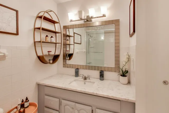 $225,000 | 5455 North Sheridan Road, Unit 3711, Chicago, IL 60640