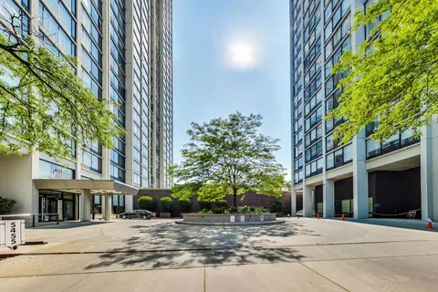 $225,000 | 5455 North Sheridan Road, Unit 3711, Chicago, IL 60640