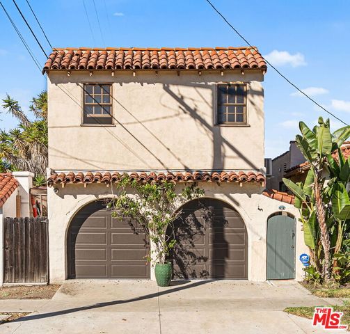 a view of a house with entryway and front door