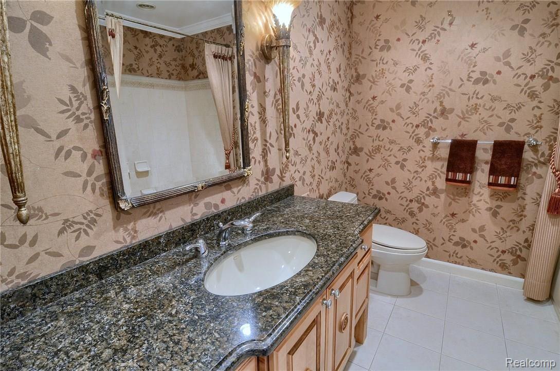 1472 Saddle Lane, Unit 167 Rochester, MI 48306 - Photo 30 of 34 Bathroom.jpg