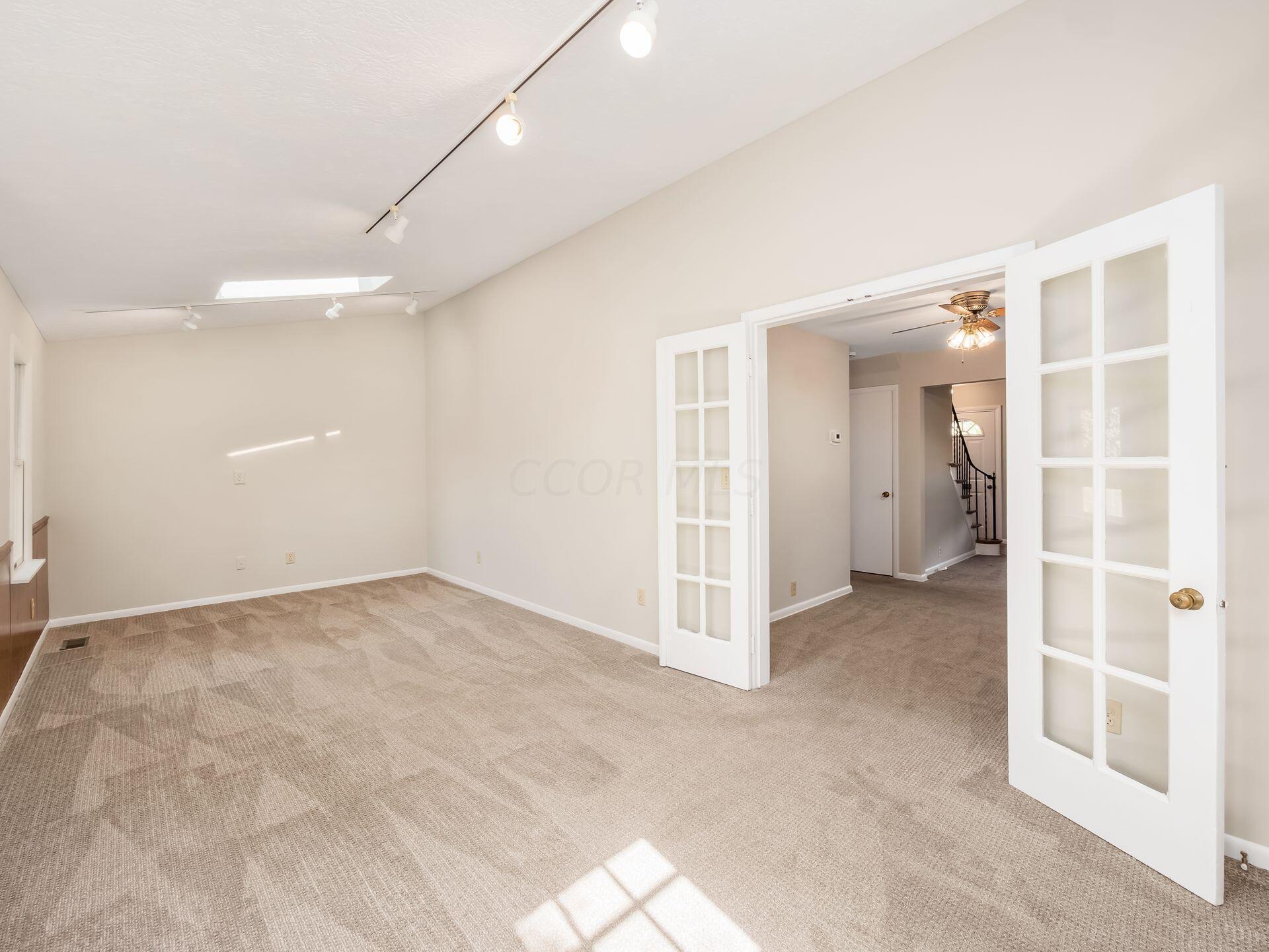 1569 Barrington Road Columbus, OH 43221 - Photo 15 of 43 Family Room
