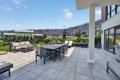 $2,695,000 | 10 Shore Road, Unit 101, Glenwood Landing, NY 11547