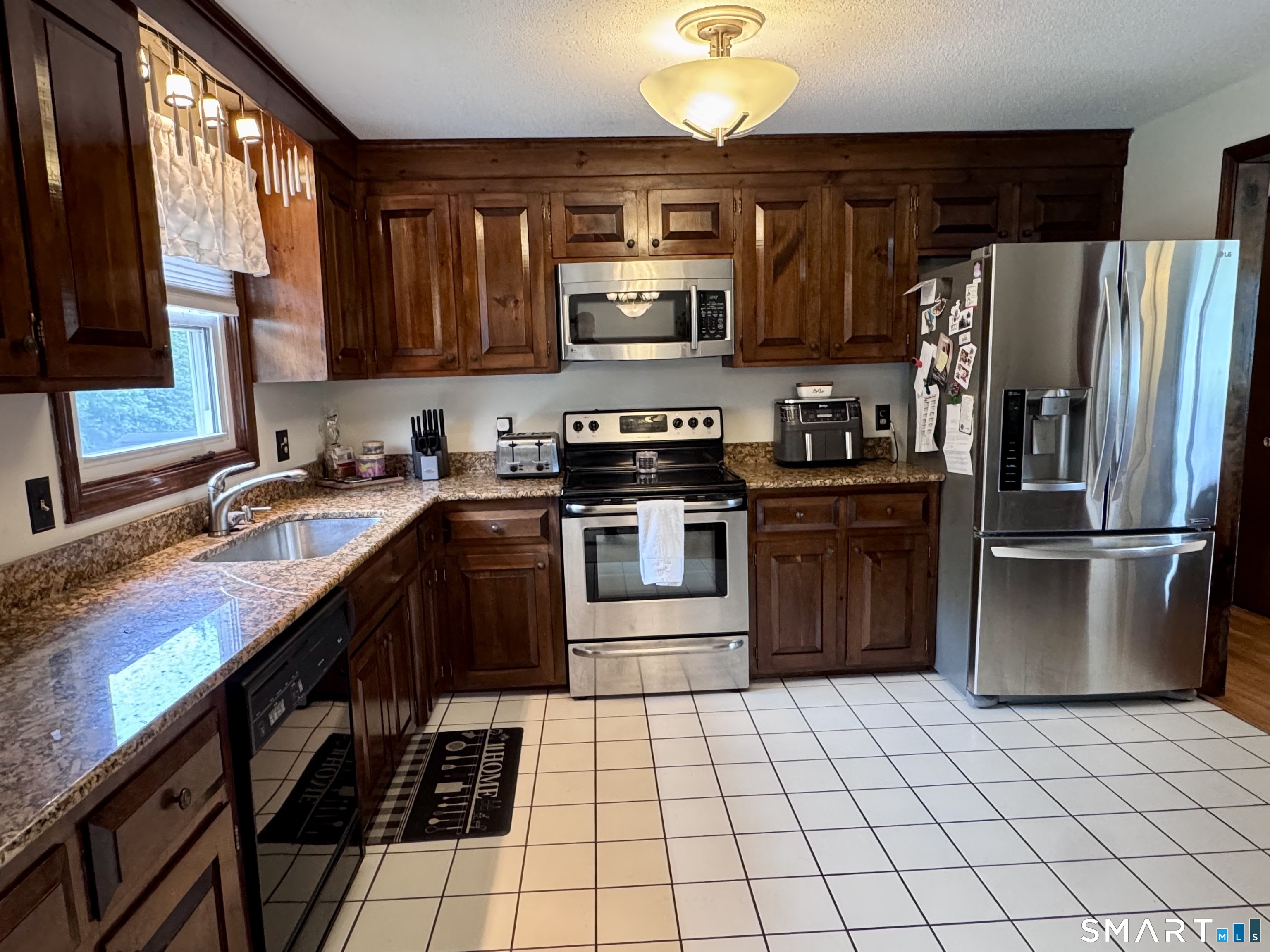 24 Middle Road Enfield, CT 06082 - Photo 9 of 38