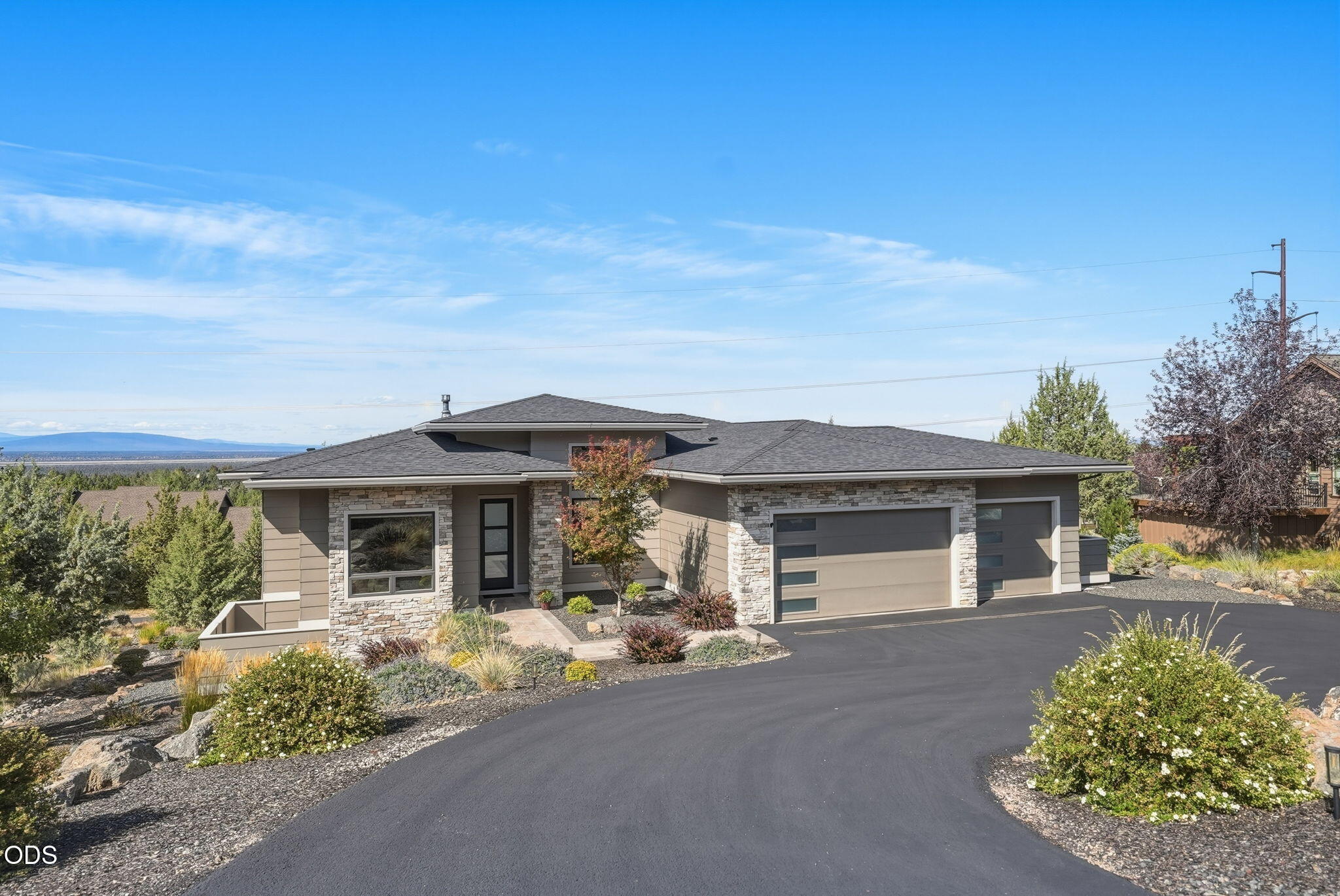 883 Highland View Loop Redmond, OR 97756 - Photo 1 of 75 Gallery Image 1