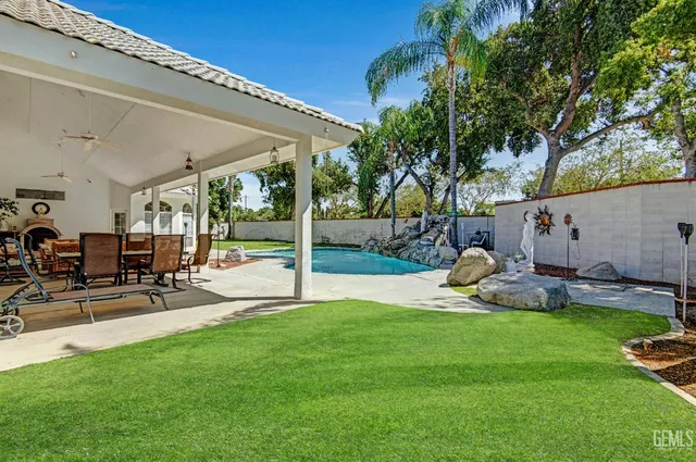 a view of outdoor space yard and porch