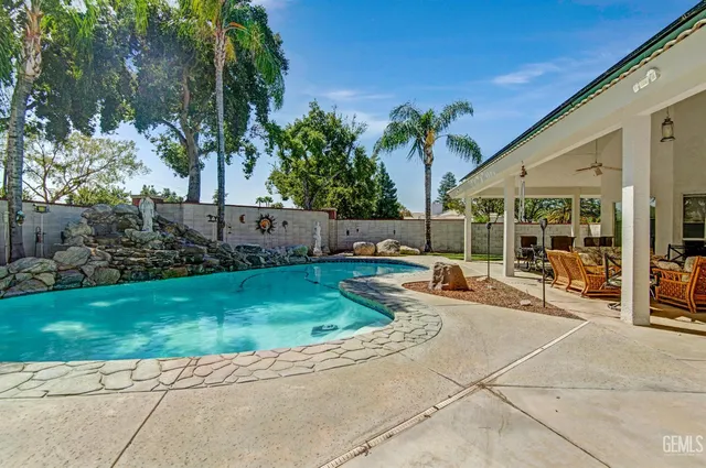 a view of a backyard