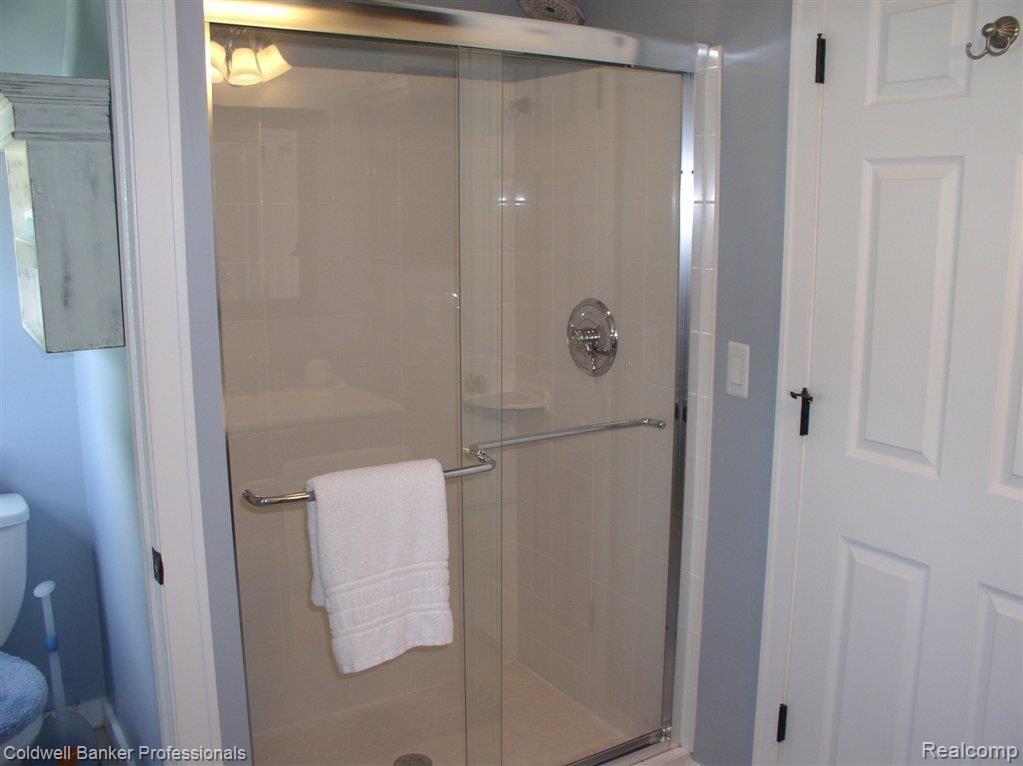 3141 Cumberland Road Berkley, MI 48072 - Photo 20 of 25 Master Shower