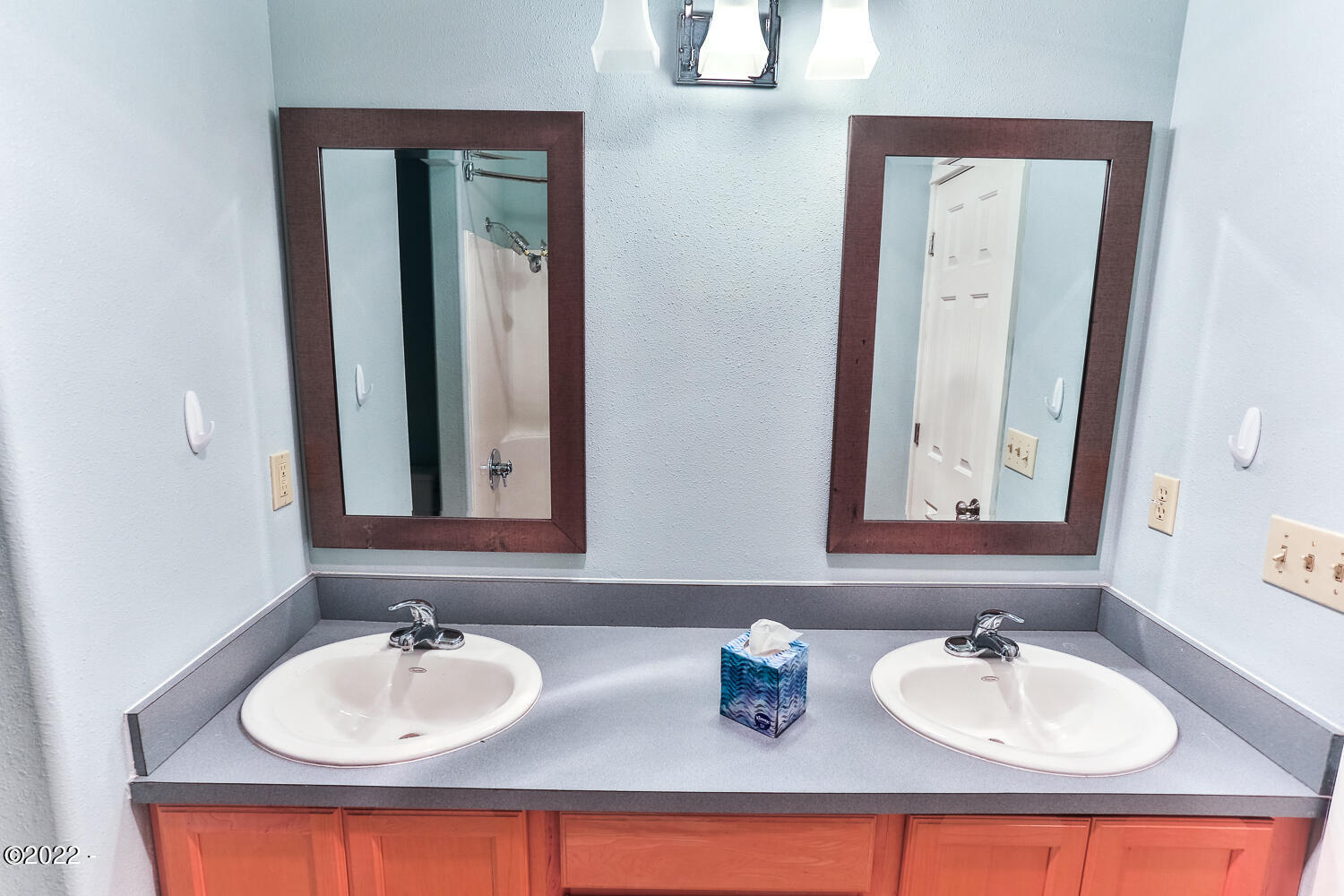 937 Southwest 11th Street Newport, OR 97365 - Photo 14 of 34 bathroom