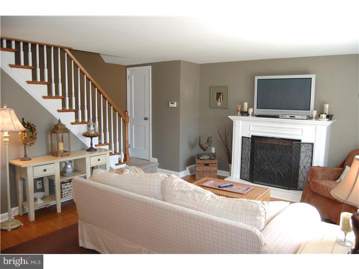 638 Hey Lane Springfield, PA 19064 - Photo 2 of 25 Living Room
