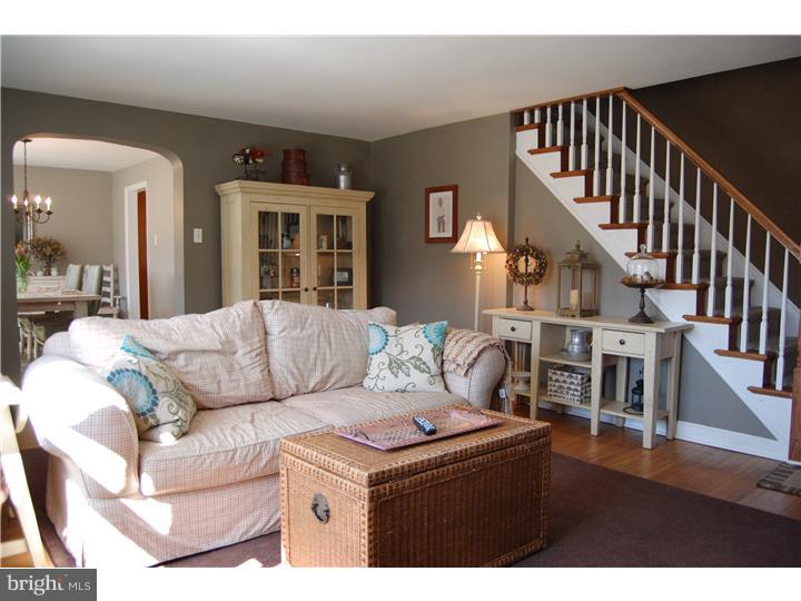 638 Hey Lane Springfield, PA 19064 - Photo 7 of 25 Living Room