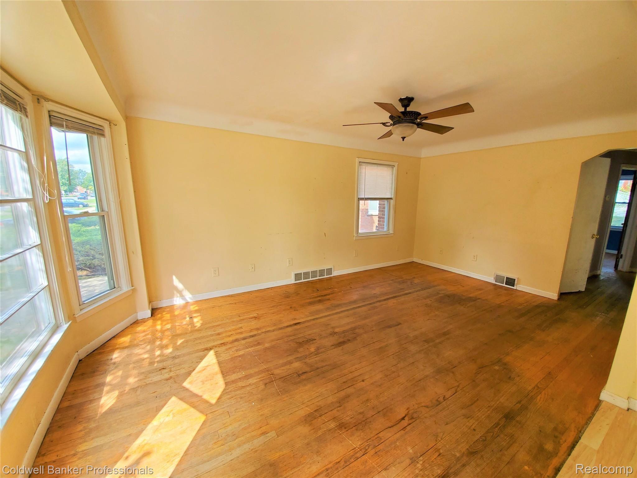 9988 Inkster Road Redford, MI 48239 - Photo 4 of 18 Pic04.jpg