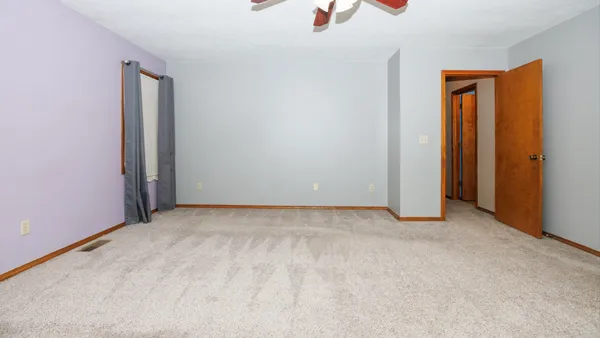 a view of a big room with closet