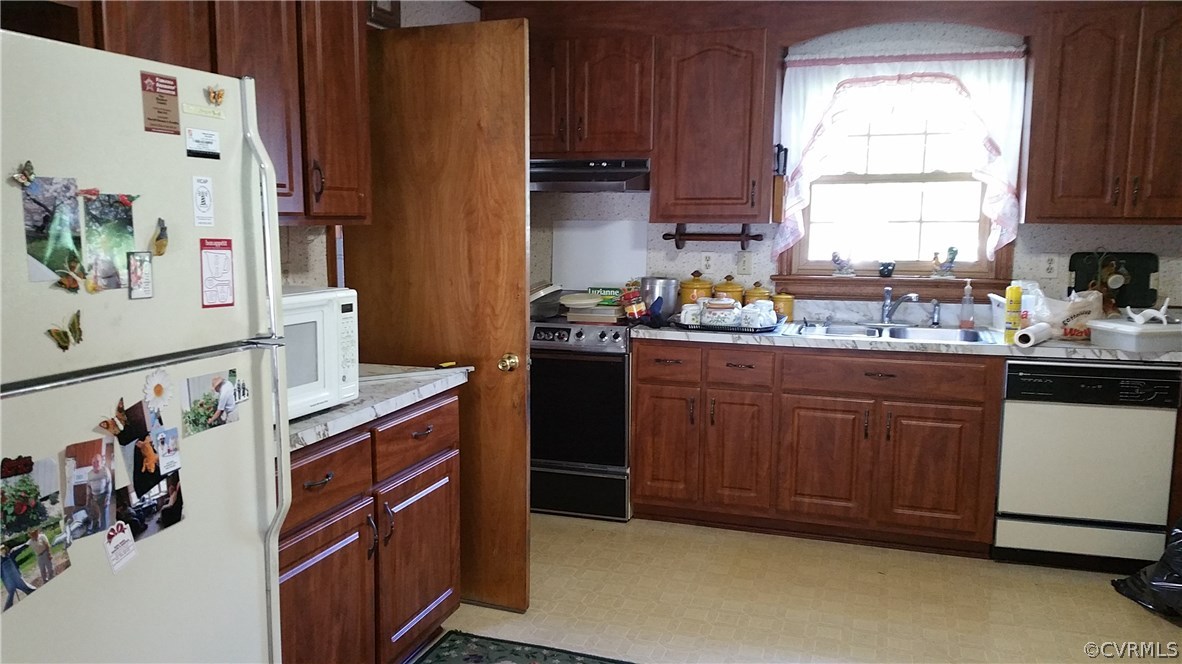 12620 Spring Run Road Chesterfield, VA 23832 - Photo 17 of 26 a kitchen with a cabinets and window