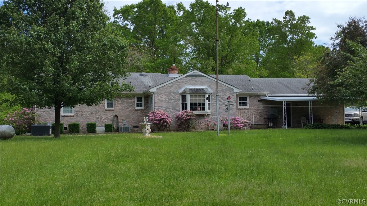 12620 Spring Run Road Chesterfield, VA 23832 - Photo 4 of 26 a front view of a house with a garden