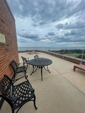$1,800 | 3100 North Lake Shore Drive, Unit 913, Chicago, IL 60657