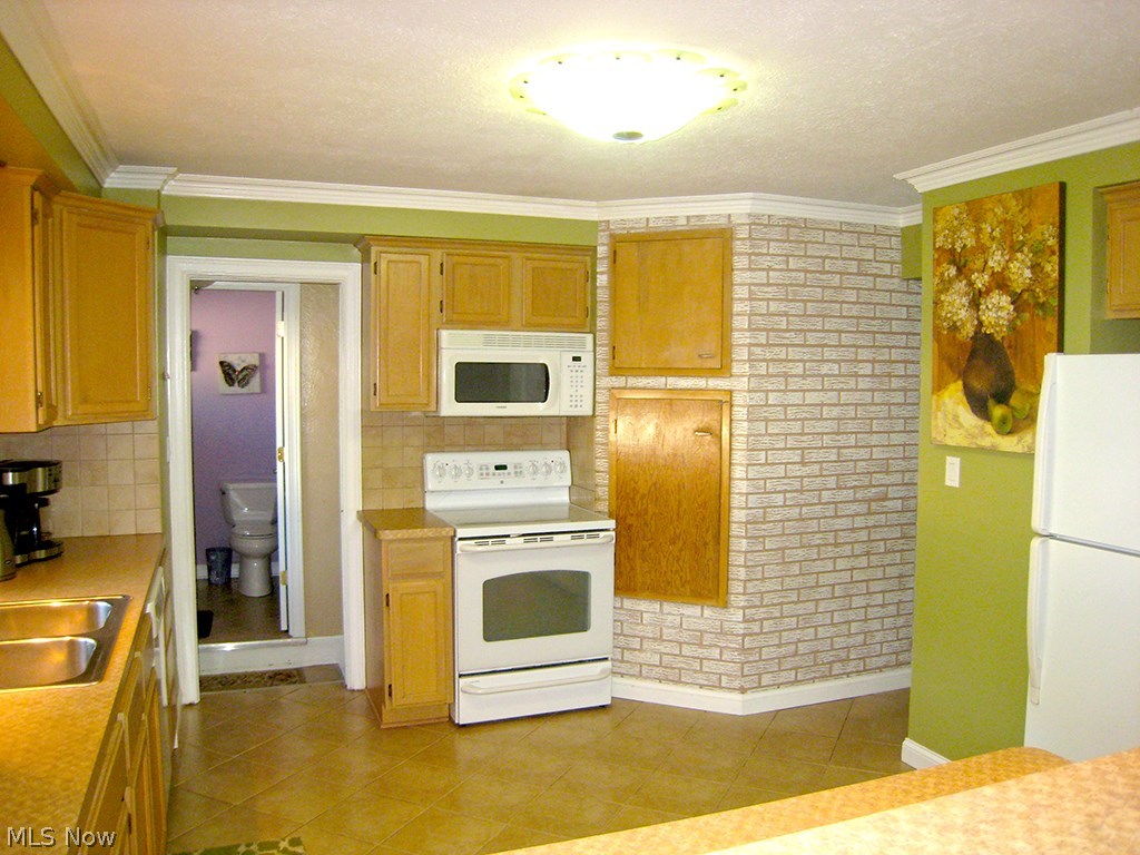 6925 Maplewood Road Parma Heights, OH 44130 - Photo 2 of 25 Bright and airy kitchen with newer appliances that stay.