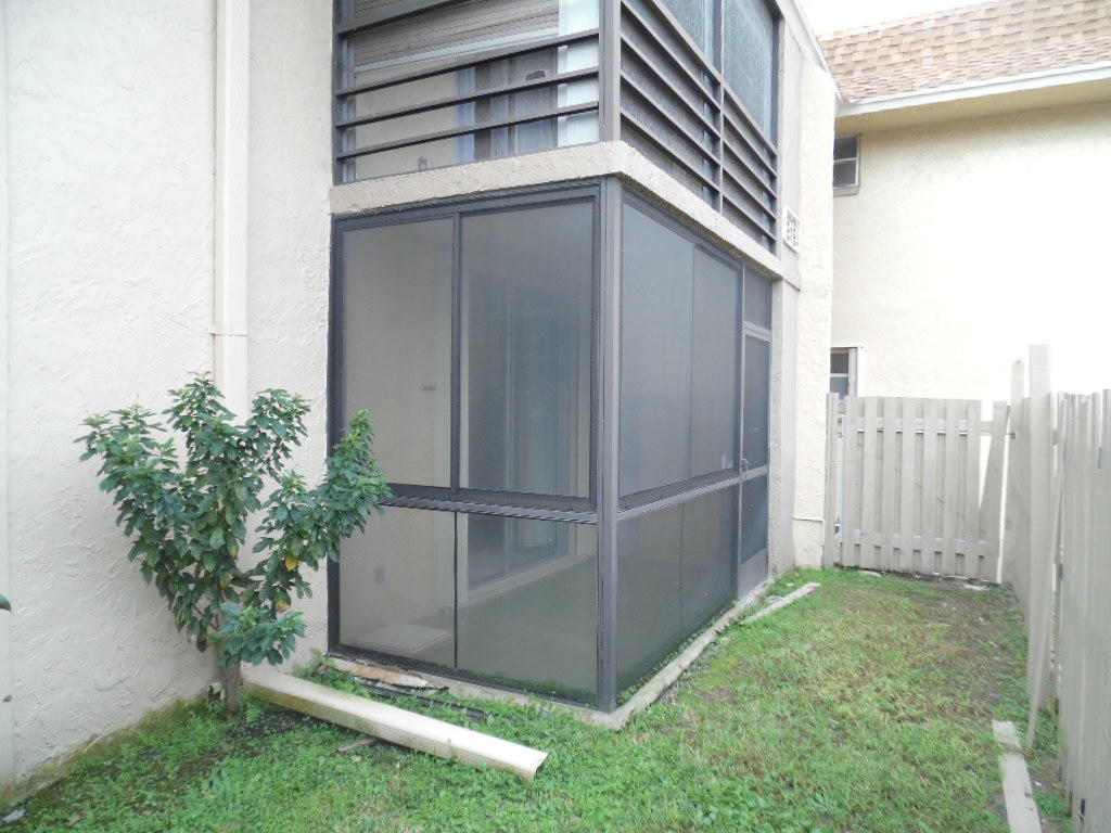 1271 Northwest 13th Street, Unit 355E Boca Raton, FL 33486 - Photo 17 of 22 Patio and yard area