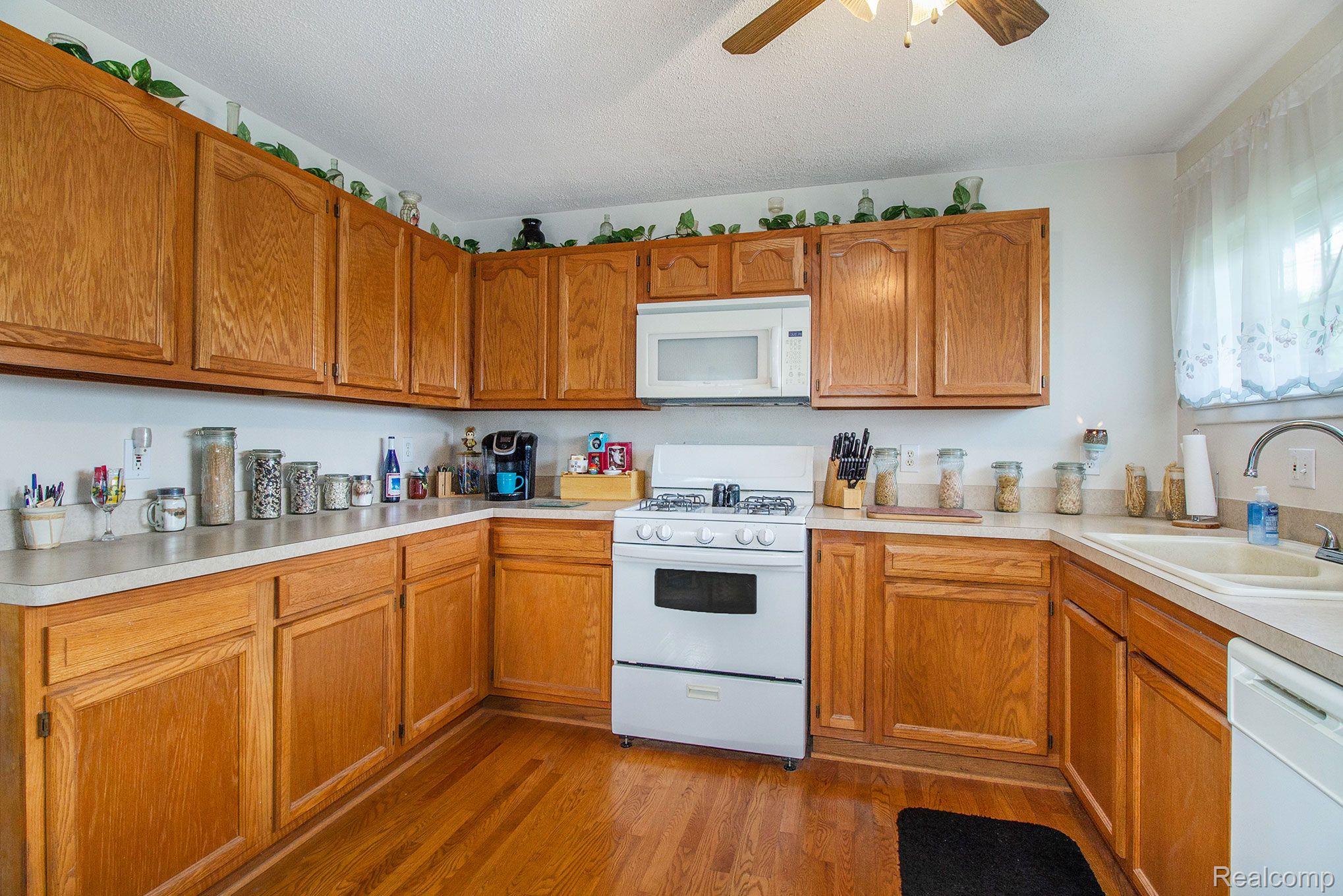 7280 Perry Lake Road Clarkston, MI 48346 - Photo 6 of 27 Kitchen