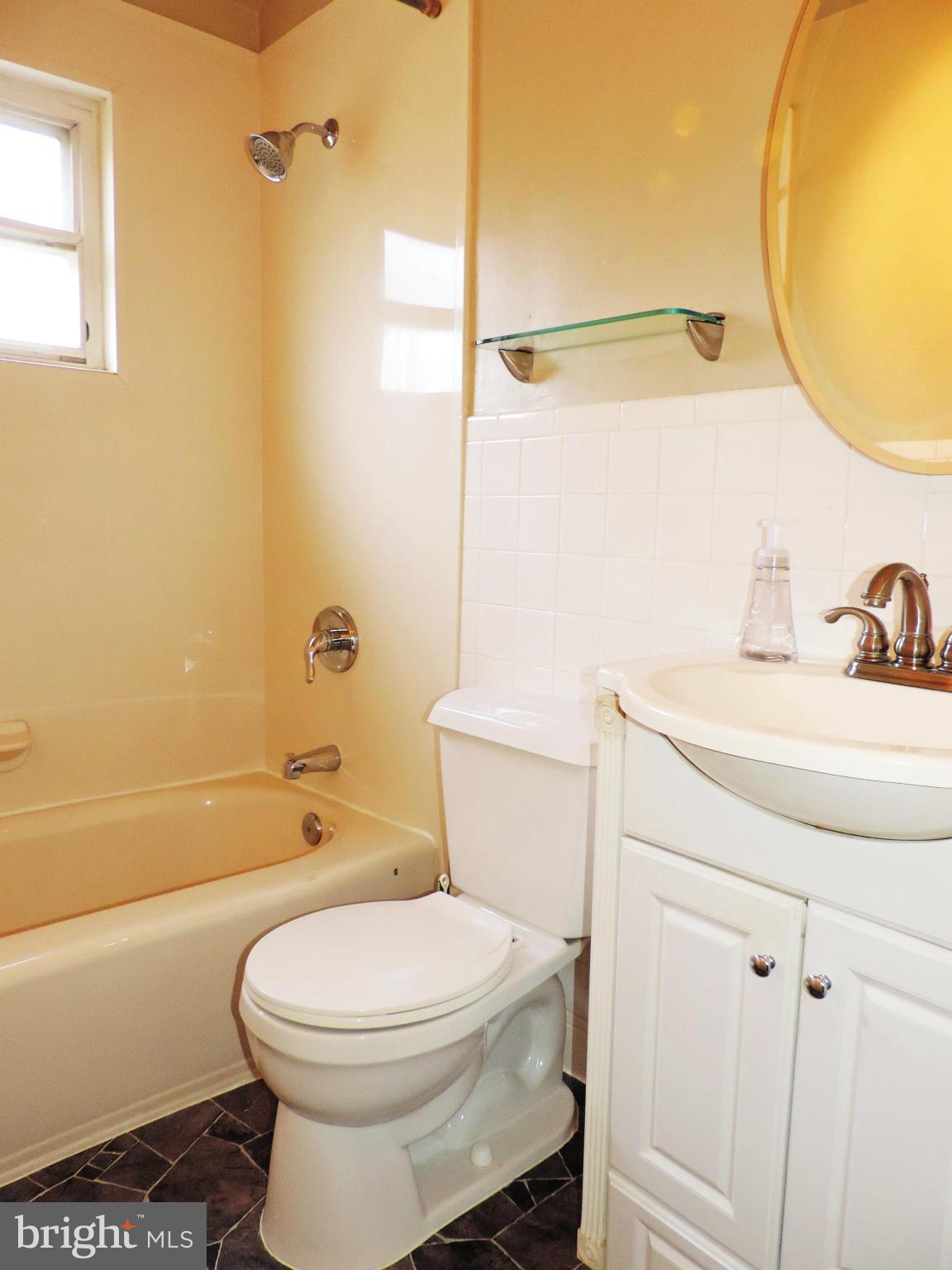 4432 Scotia Road Baltimore, MD 21227 - Photo 14 of 20 Bath