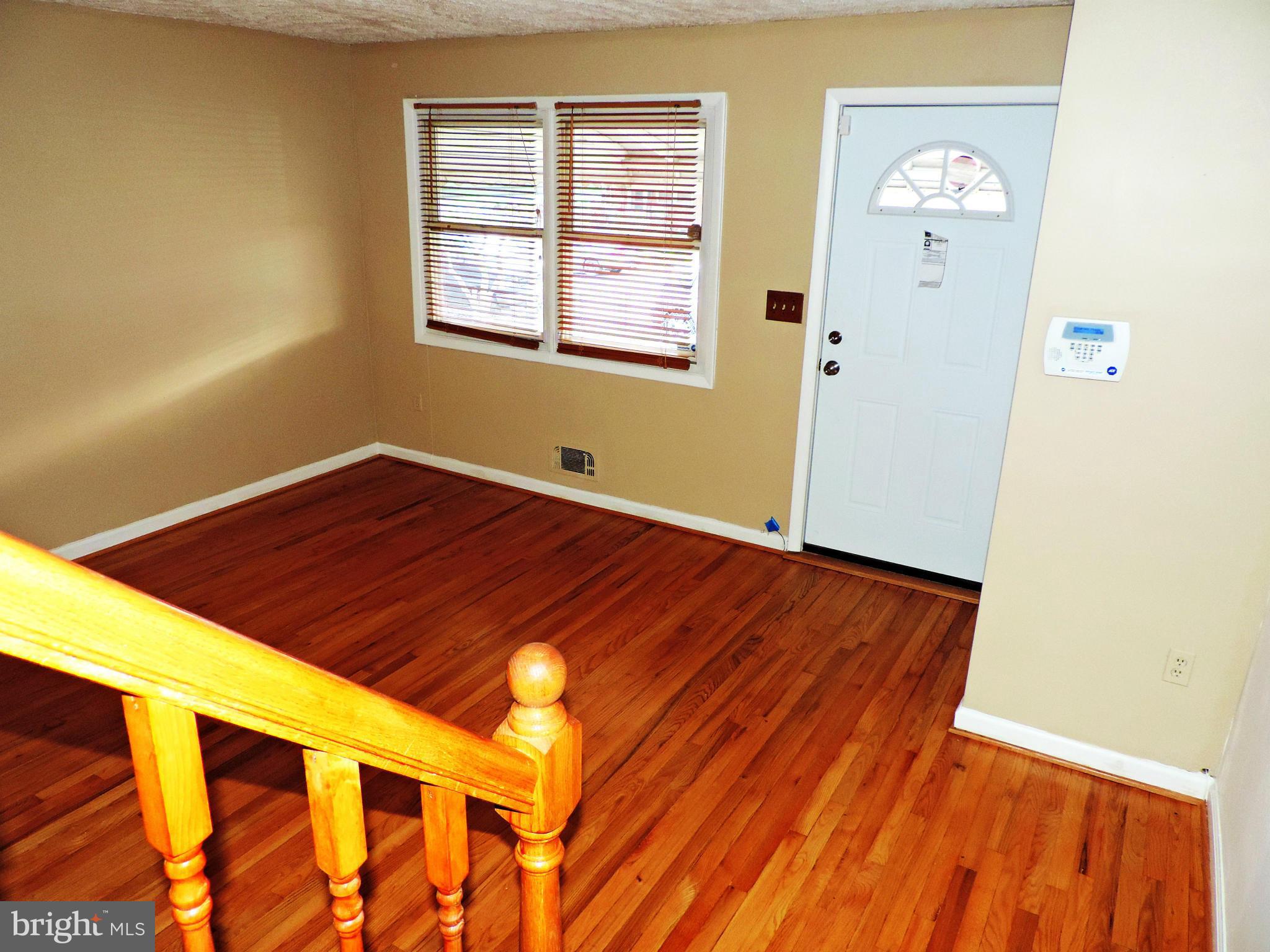 4432 Scotia Road Baltimore, MD 21227 - Photo 5 of 20 Living Room