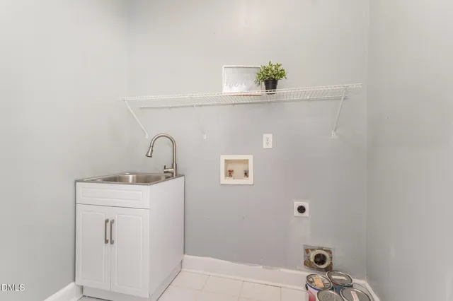 a close view of sink and tap