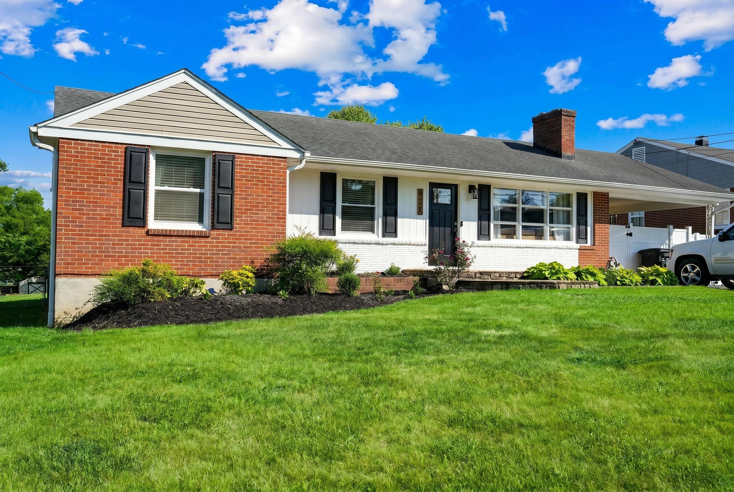 921 Ridgecrest Drive Roanoke, VA 24019 - Photo 1 of 32 Front