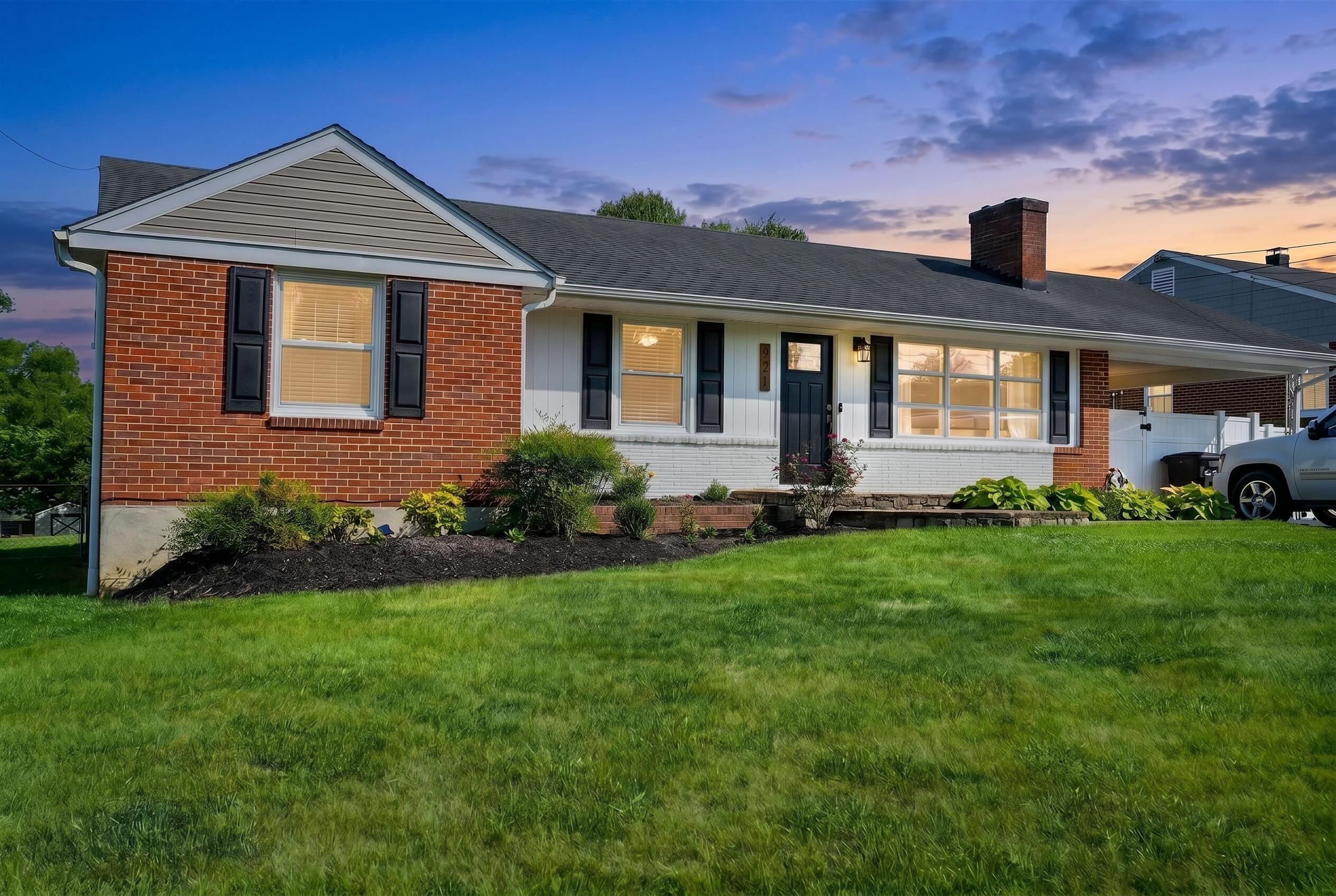 921 Ridgecrest Drive Roanoke, VA 24019 - Photo 2 of 32 6a0b9d51ec87c7a2a51e9307